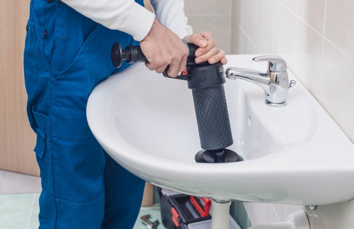 Desatasco de WC con pistola de aire a presión — Telde