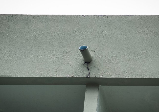 Tubo de ventilación y desagüe sobresaliendo de una fachada, revisión de bajante en Maspalomas